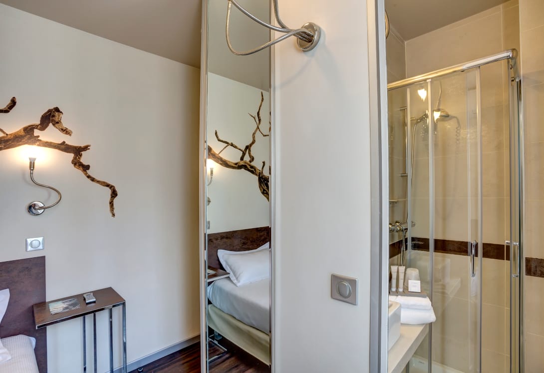 Chambre SIMPLE à Paris dans l'hôtel Vivaldi, salle de bain