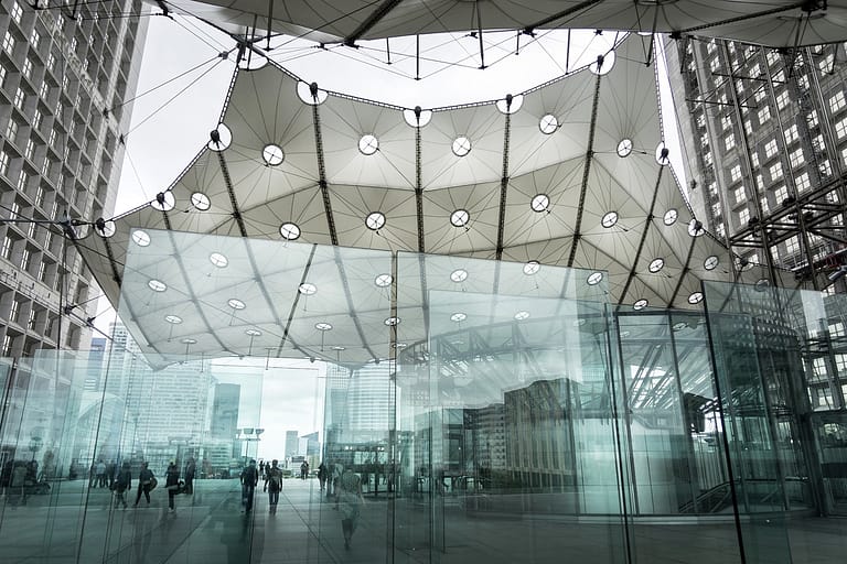 Architecture emblématique à La Défense, Paris. Un bâtiment au design audacieux qui définit le paysage urbain du quartier